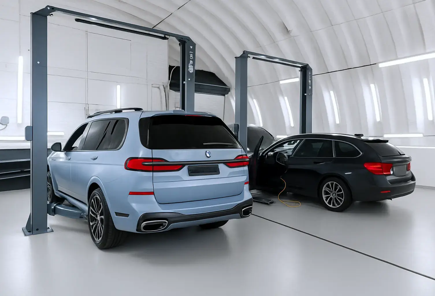 BMW на подъёмниках в сервисе BUMWERK