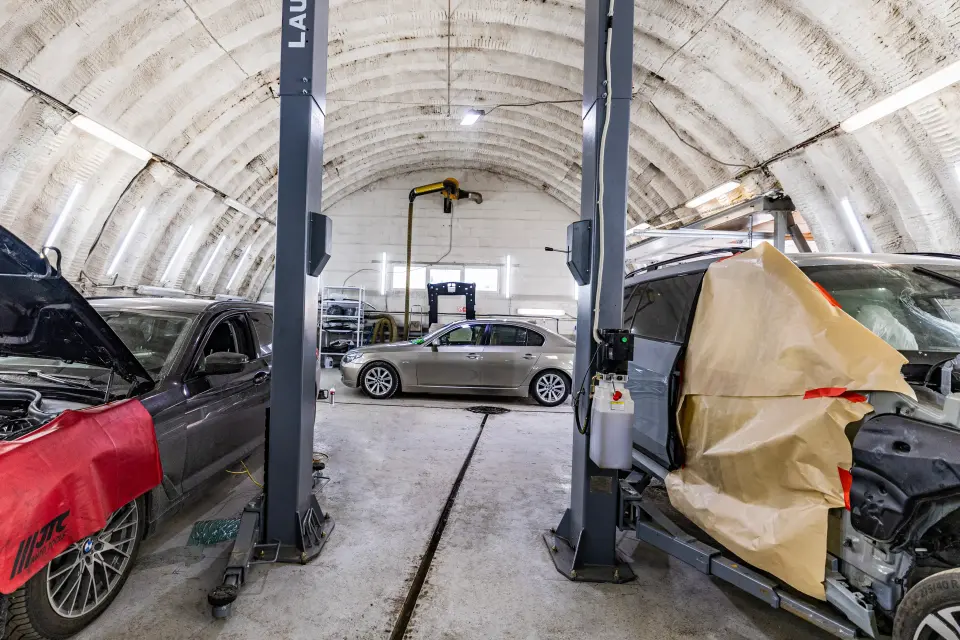 BMW на подъёмниках в мастерской BUMWERK на Трефолева