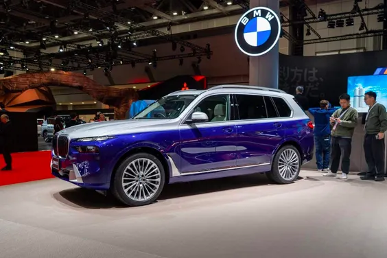 Новый BMW X7 может получить опциональную двухцветную окраску
