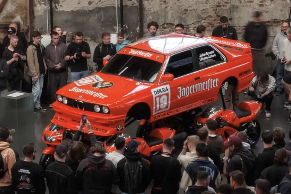 Кто-то поставил BMW E30 M3 на четыре спортбайка Suzuki — и это выглядит безумно круто