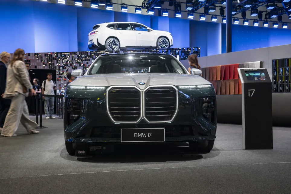 Обновлённый BMW i7 2027 показали вживую — почти новое поколение