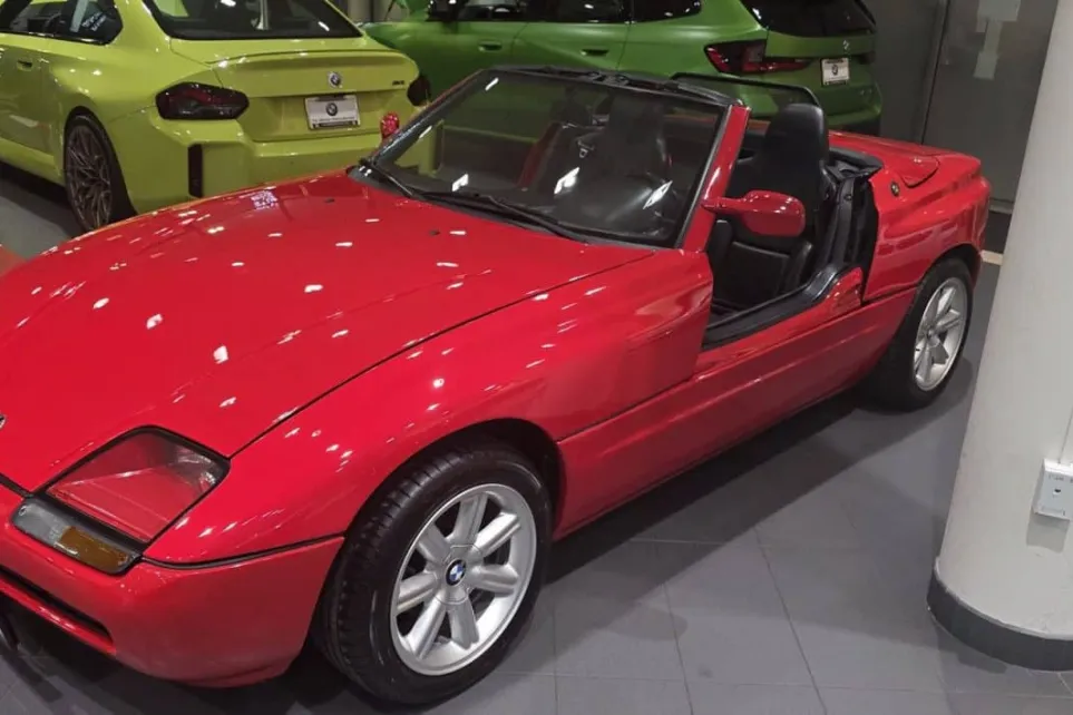 Как этот BMW Z1 оказался в шоуруме дилерского центра