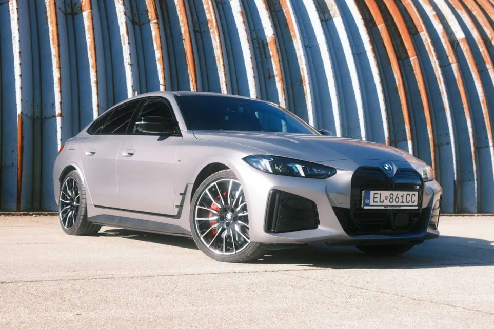 BMW i4 пока остаётся, а iX постепенно уходит с рынка