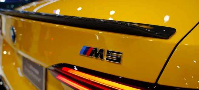 BMW показала M5 Touring в трёх культовых цветах Porsche