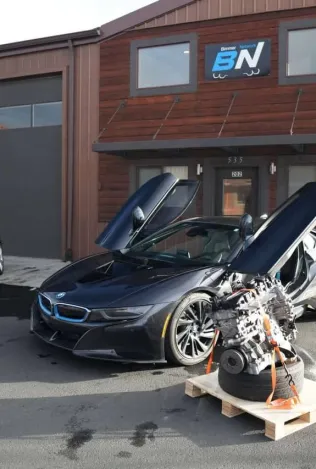 Безумный проект: в BMW i8 пытаются установить рядную «шестёрку» B58