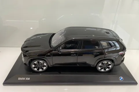 Миниатюрная модель BMW XM (G09) Black Sapphire в масштабе 1:18 Фото 1