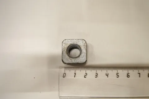 Гайка в держателе Фото 2