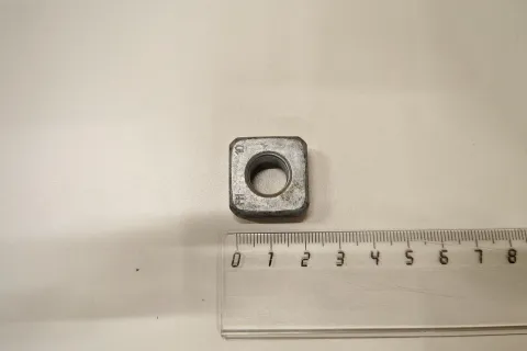 Гайка в держателе Фото 1