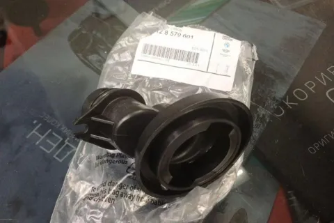 Патрубок маслоналивной Фото 1