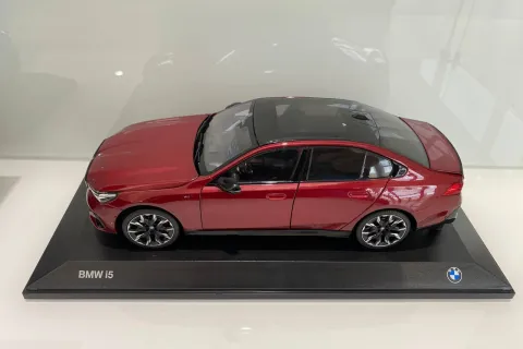 Модель в масштабе 1/18 BMW 5-серии i5 M50 G60 красный металлик Фото 1