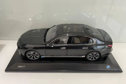 Миниатюра BMW i7, масштаб 1:18 Фото 1
